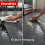 Dunkelgrauer Floordirekt PVC-Bodenbelag Bullet Riffelblech-Optik. Hände reinigen Flüssigkeiten in Werkstatt & Küche. Rutschfest & pflegeleicht.