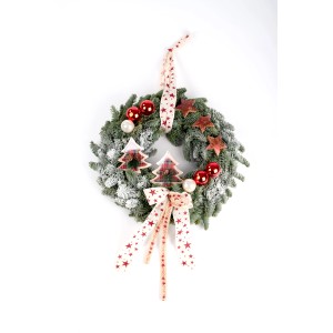 Altroter Türkranz Advent (30 cm) mit Schleifen, Kugeln und Holztannenbäumchen als festliche Weihnachtsdeko.