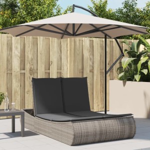 Graue vidaXL Doppel-Sonnenliege aus Rattan mit Kissen und Sonnenschirm.