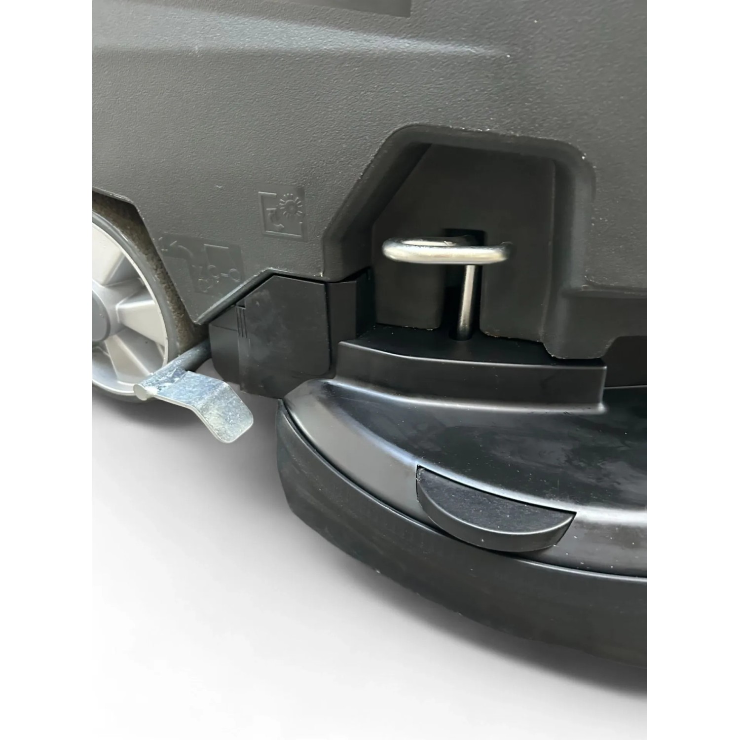 Detailaufnahme der DeTec. Scheuersaugmaschine für die Bodenreinigung in Industrie und Gewerbe.