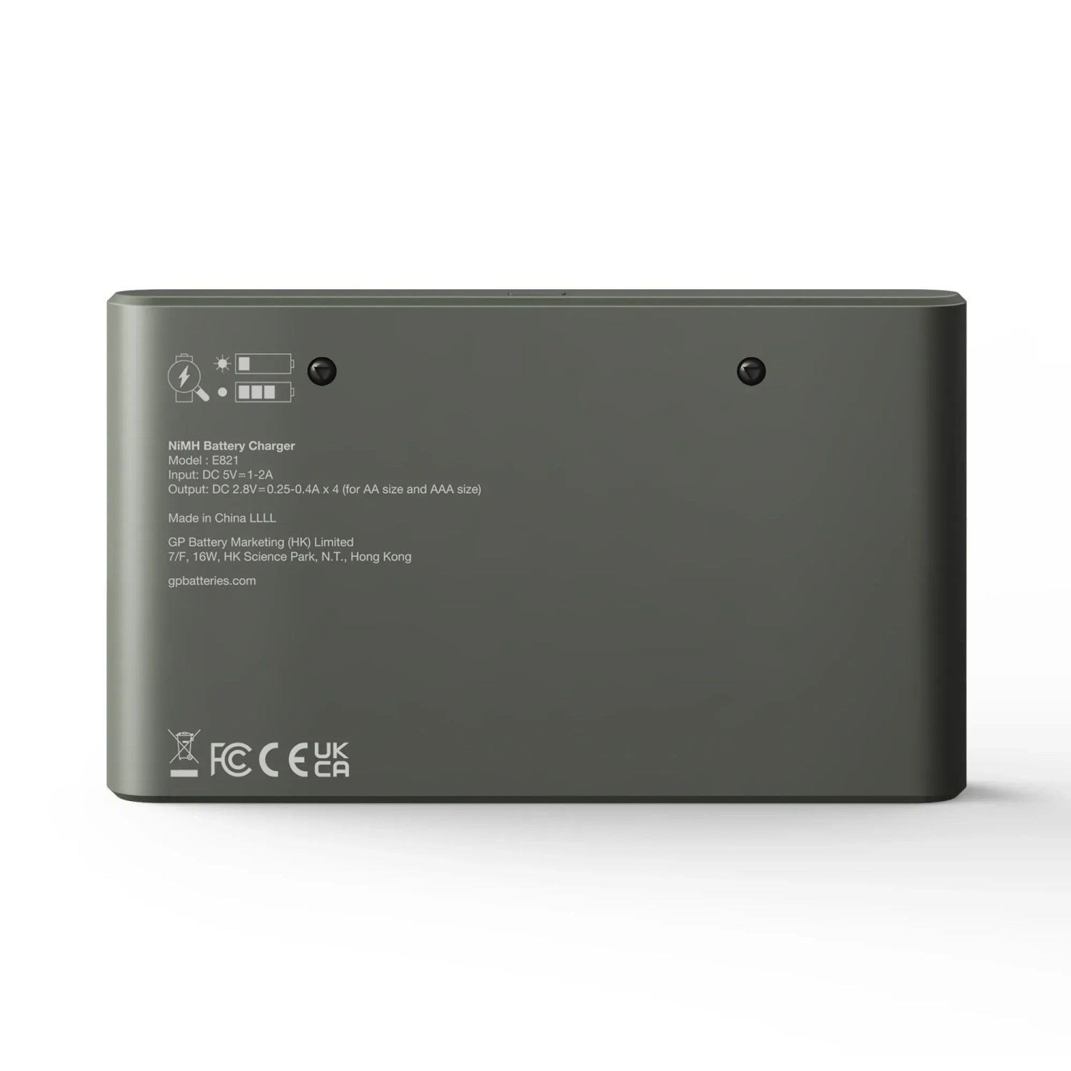 Rückseite des GP E821 Akku-Ladegeräts mit technischen Details und Zertifizierungen.