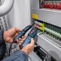 Bosch Professional GVT 1000-15 Spannungsprüfer im Einsatz an Schaltschrank.