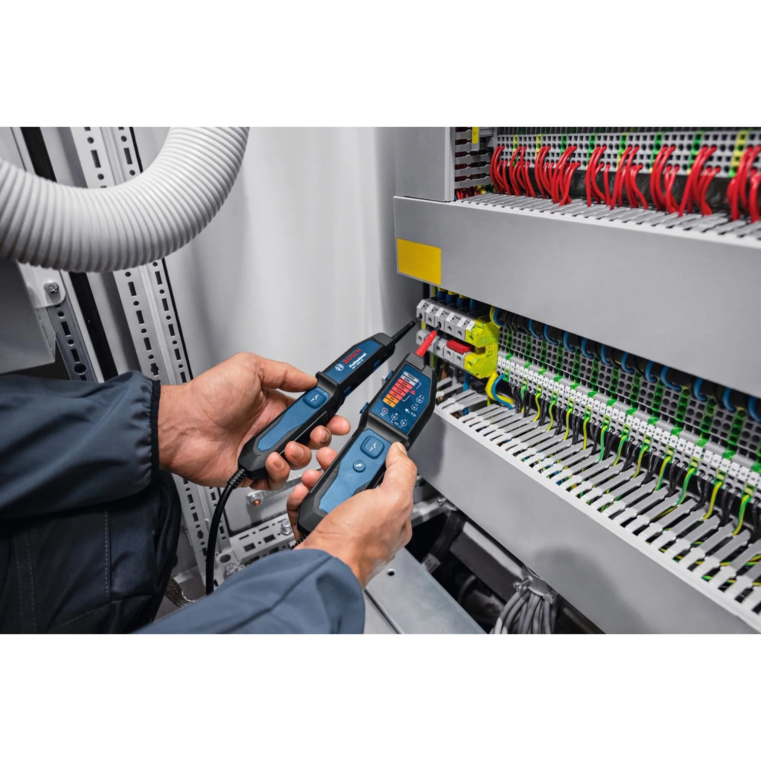Bosch Professional GVT 1000-15 Spannungsprüfer im Einsatz an Schaltschrank.