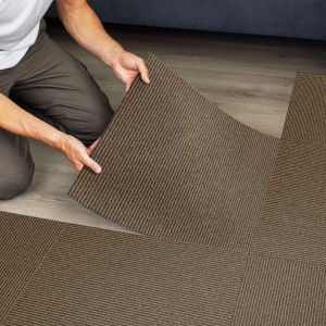 Verlegen beiger Floordirekt Teppichfliesen Bern (50x50 cm) mit Schalldämmung.