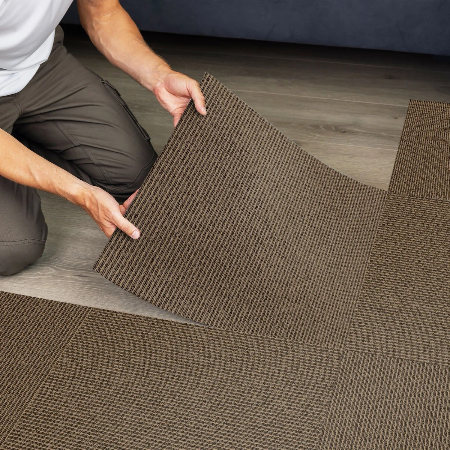 Verlegen beiger Floordirekt Teppichfliesen Bern (50x50 cm) mit Schalldämmung.