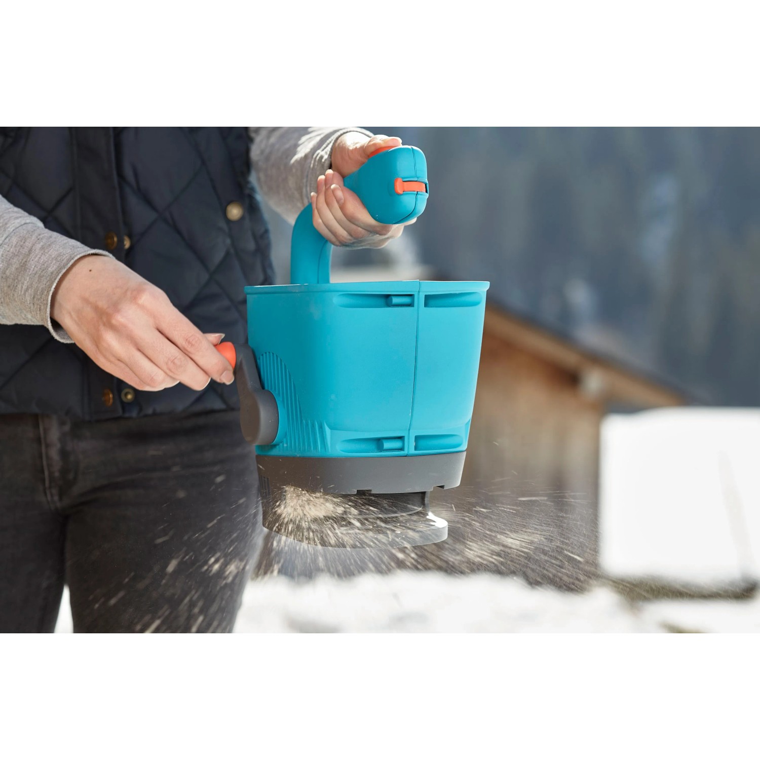 Gardena Handstreuer M in Aktion: Gleichmäßiges Ausbringen von Saatgut oder Dünger. Ideal für kleine Flächen.