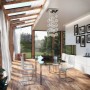 Raum mit Venilia Fensterfolie Hitzeschutz: Helle, lichtdurchflutete Atmosphäre mit Sonnenschutzfolie.
