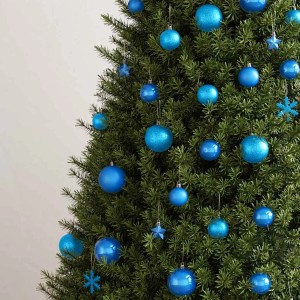 Blaues 111-tlg. Weihnachtskugel-Set aus Polystyrol am Weihnachtsbaum: matte, glänzende, glitzernde Kugeln, Sterne, Schneeflocken.