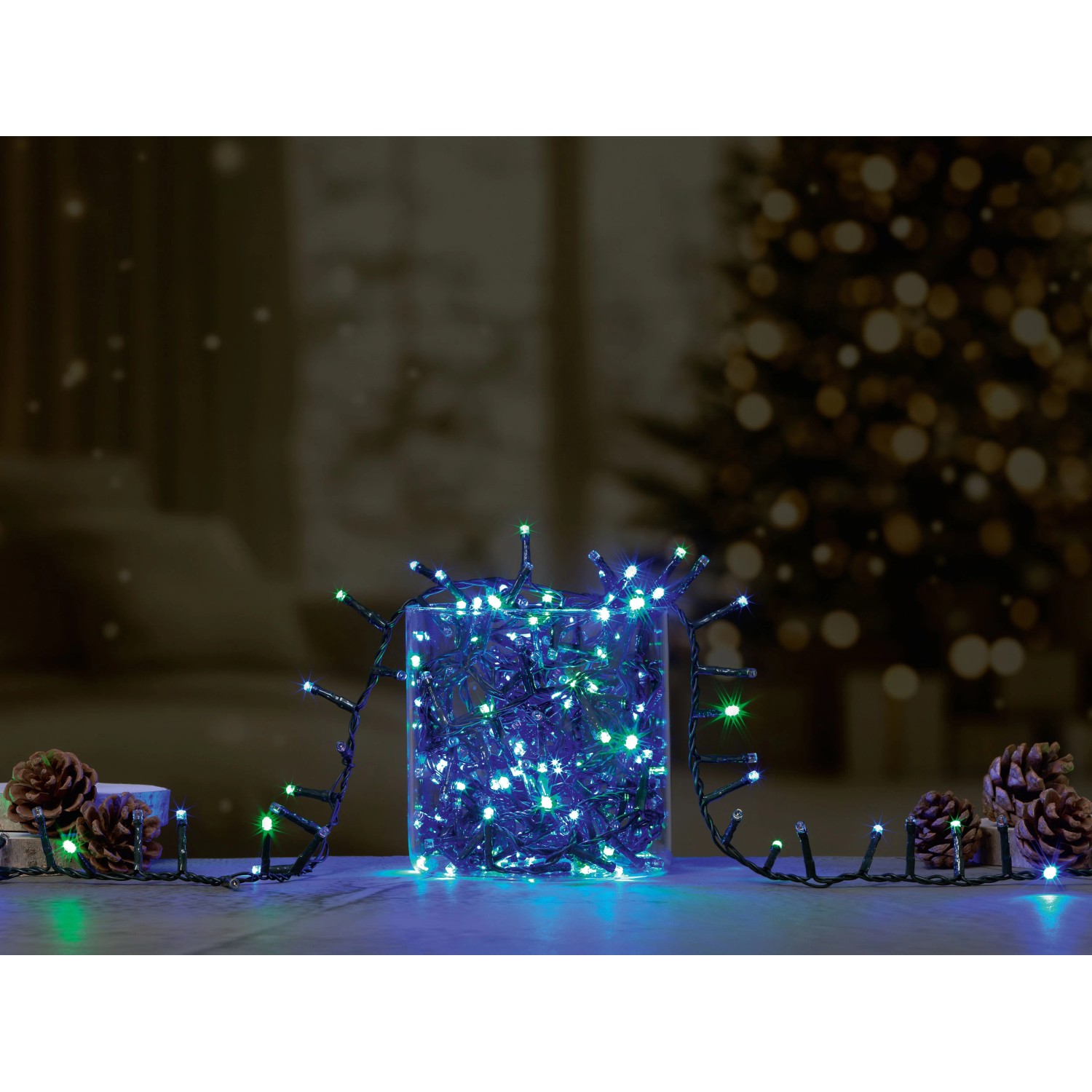 OBI Lichterkette mit 700 mehrfarbigen LEDs (blau/grün) und grünem Kabel, dekorativ in Glasgefäß, für Außenbereiche.