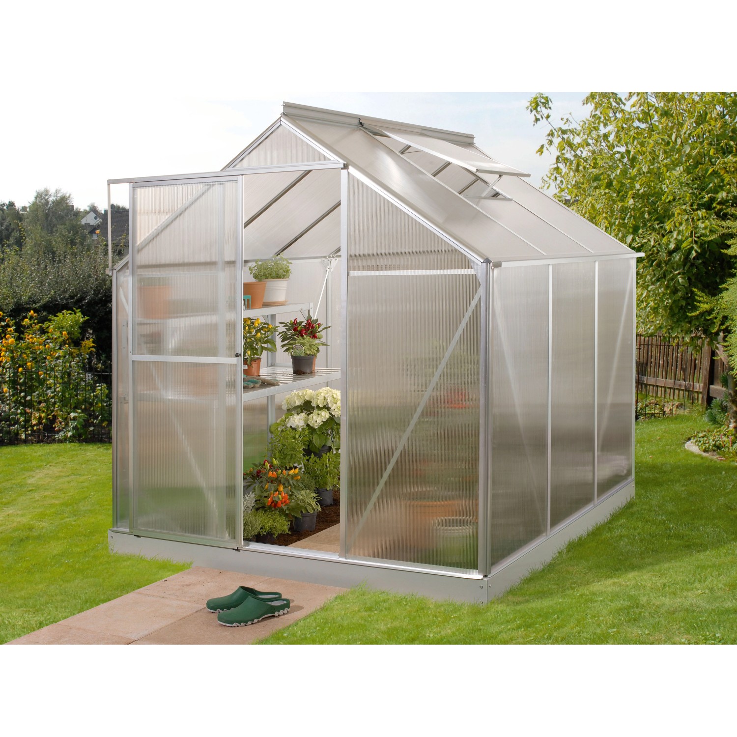 Gewächshaus Triton 3800 mit Alu-Rahmen, Hohlkammerplatten und Stahlfundament im Garten.