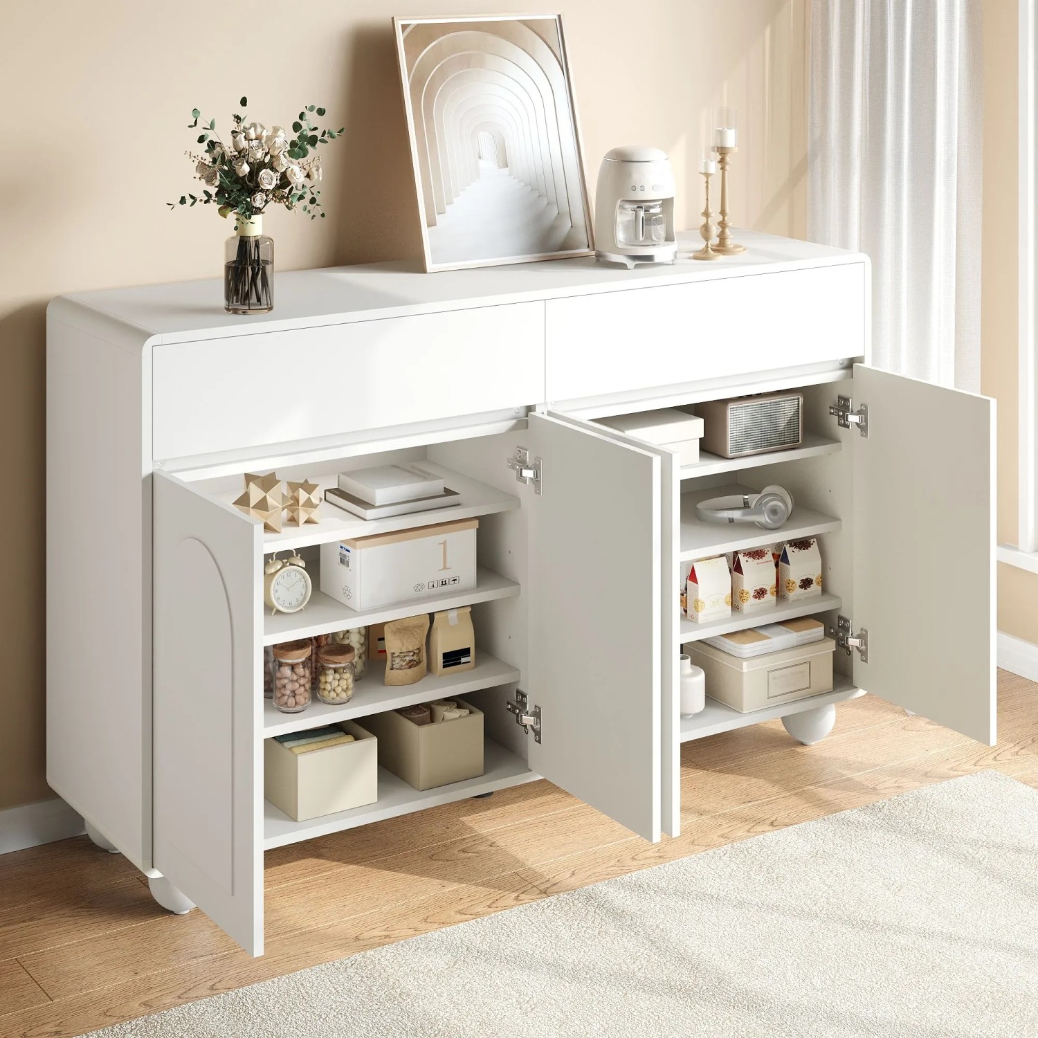 Weißes Merax Sideboard mit geschwungenen Türen, Metallfüßen und offenen Fächern. Moderner Wohnzimmerschrank mit viel Stauraum.
