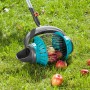 Gardena cs-Rollsammler mit Stiel zum Aufsammeln von Fallobst und Nüssen im Garten.