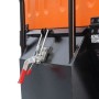 DeTec. Aufsitz Kehrmaschine: orange Behälter, schwarzer Rahmen, rote Verschlussklemme.