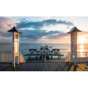 Vlies Fototapete „Magisches Sellin“: Seebrücke Sellin bei Sonnenaufgang.