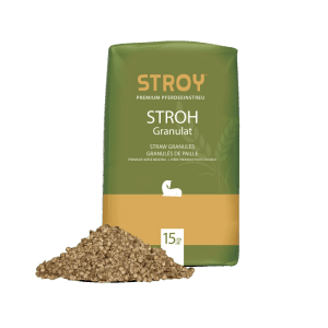 Grüner STROY Strohgranulat Einstreu 15kg Sack mit Granulat-Haufen. Für Pferdepflege.