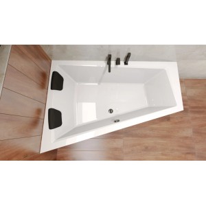 Weiße Acryl Eckbadewanne INTIMA 150x85 links mit 2 schwarzen Kopfstützen, Ablauf und schwarzen Armaturen im Bad.