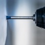 Bosch Expert Hard Keramikbohrer Hex-9, 4 mm, im Einsatz an Fliese.