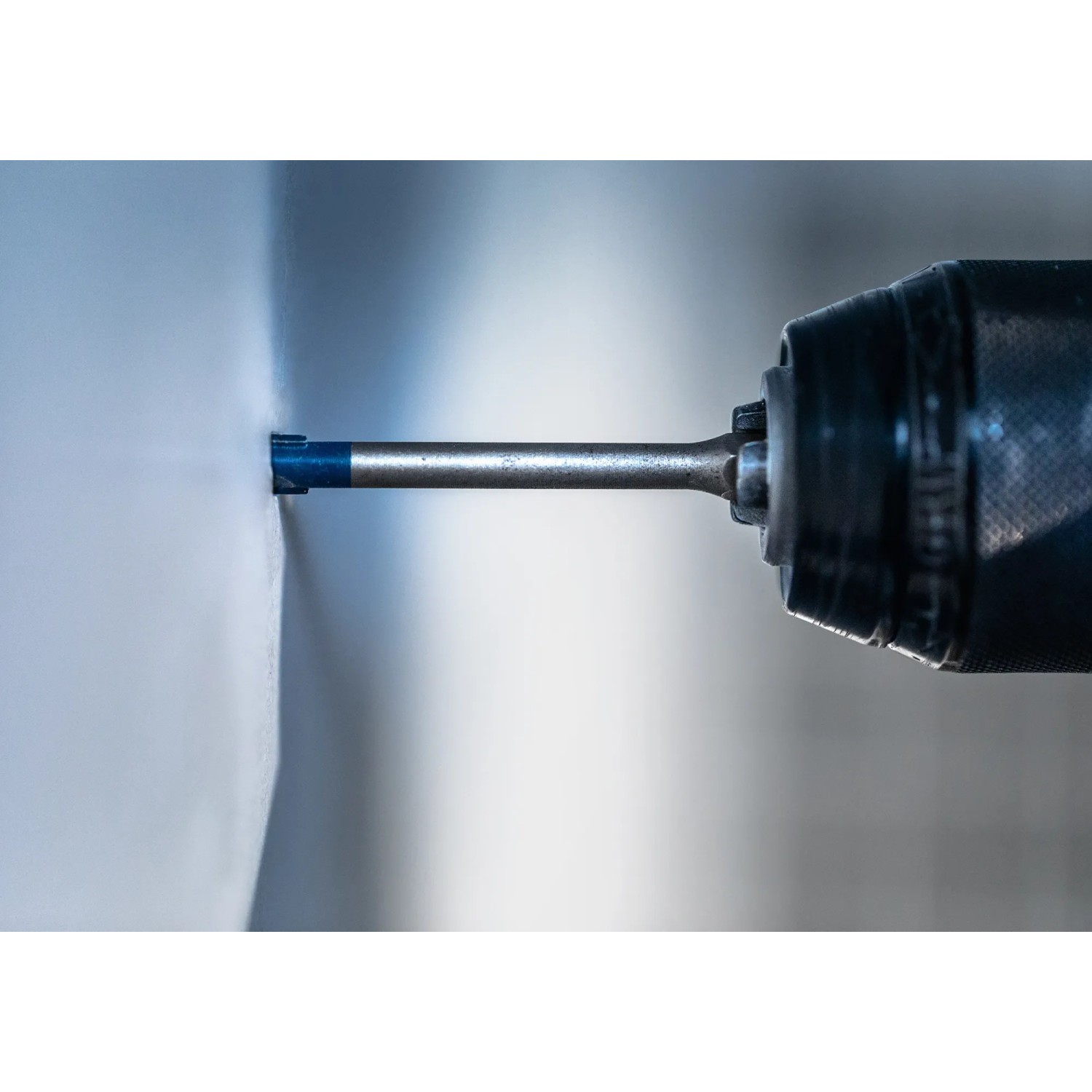 Bosch Expert Hard Keramikbohrer Hex-9, 4 mm, im Einsatz an Fliese.