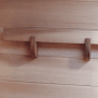Detailaufnahme: Handtuchhalter aus Holz in Dewello Infrarotkabine aus Hemlock Zeder.