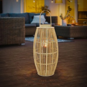 Holzfarbene Bambus Laterne (H 75cm) im Boho Stil mit Kerzenglas für eine warme Lichtatmosphäre.