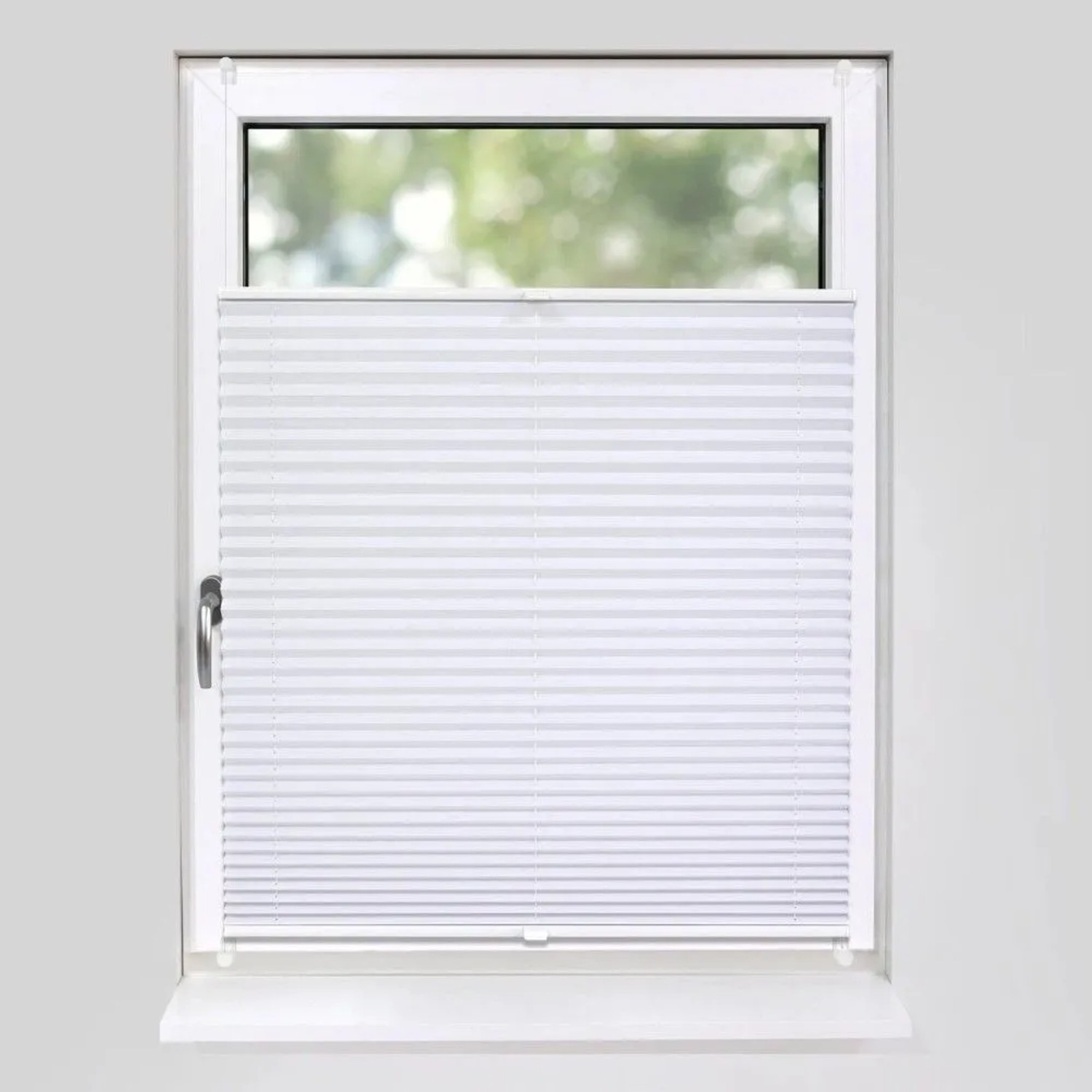 Weißes Plissee Basic 45x150cm am Fenster, blickdicht und ohne Bohren mit Klemmfix. Sicht- & Sonnenschutz für Wohnräume.