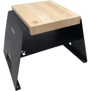 Schwarzer Hocker mit Holzbrett als Grillutensil, 45x71x51 cm.
