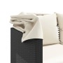 Detailaufnahme: Schwarzes Poly-Rattan Outdoor-Sofa mit cremefarbenen Kissen und Bezug.
