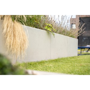 Grauer Diephaus L-Stein bewehrt, 80x100x45x12 cm, als Einfassung im Garten.