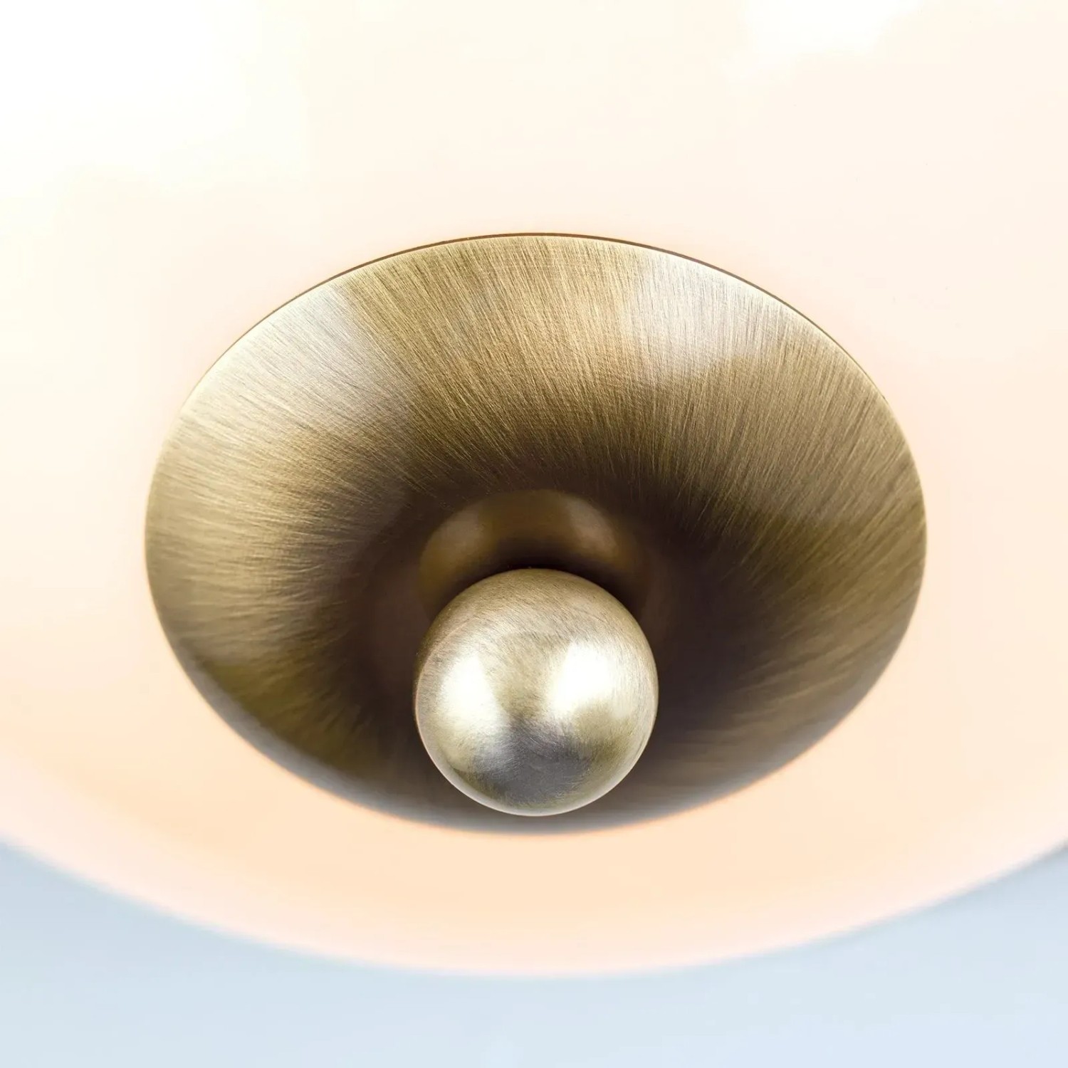 Detailaufnahme: Orion Deckenleuchte Old Lamp Champagne mit goldfarbenem Metallelement und Glasknopf.