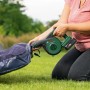 Frau nutzt Bosch Akku-Laubbläser UniversalLeafBlower 18V-130 zum Aufblasen einer Luftmatratze.