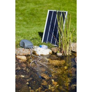 Heissner Solar Teichbelüfter 600 l/h mit Solarpanel, Pumpe und Sprudelsteinen am Teichrand.
