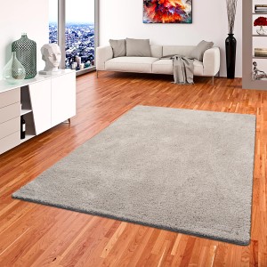 Snapstyle Hochflor Teppich Palace Grau, 160x160cm, im Wohnraum auf Holzboden.