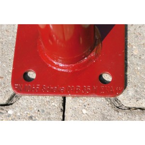 Detailaufnahme: Rote Schake Schalungsstütze BD25 mit Bodenplatte. Baugerät für sicheren Halt.