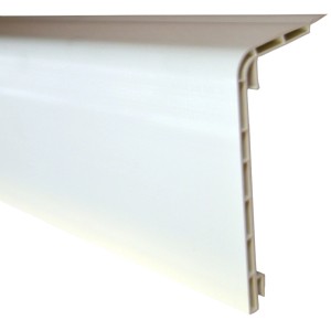 Weiße System 11 Heizungsrohrverkleidung, 2000 mm lang, zur eleganten Abdeckung von Heizungsrohren.