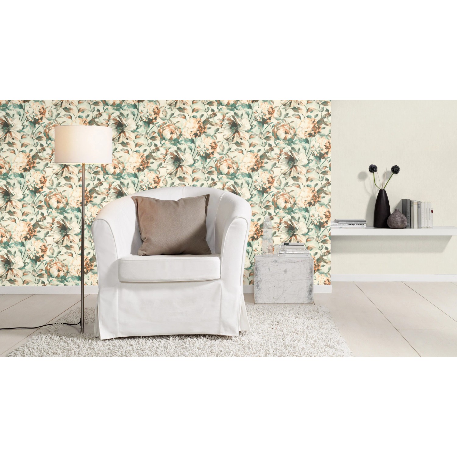 Rasch Vliestapete Florentine III mit Blumenmuster in Weiß, Braun und Grün im Wohnraum.