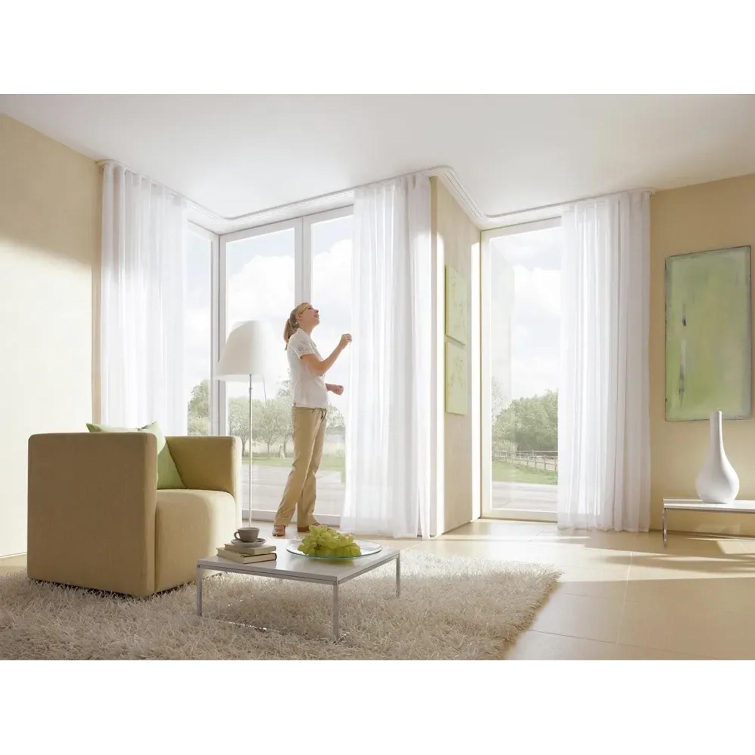 Wohnzimmer mit weißem Gardinia Erkerbogen GE2 für 2-läufige Gardinenschienen.