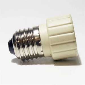 Lampenfassung Adapter E27 auf GU10. Weißer Keramik-Adapter mit E27 Schraubsockel für GU10 Leuchtmittel.
