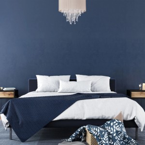 Graue Relaxdays Deckenlampe Organza mit Kristallketten über einem Bett im Schlafzimmer.