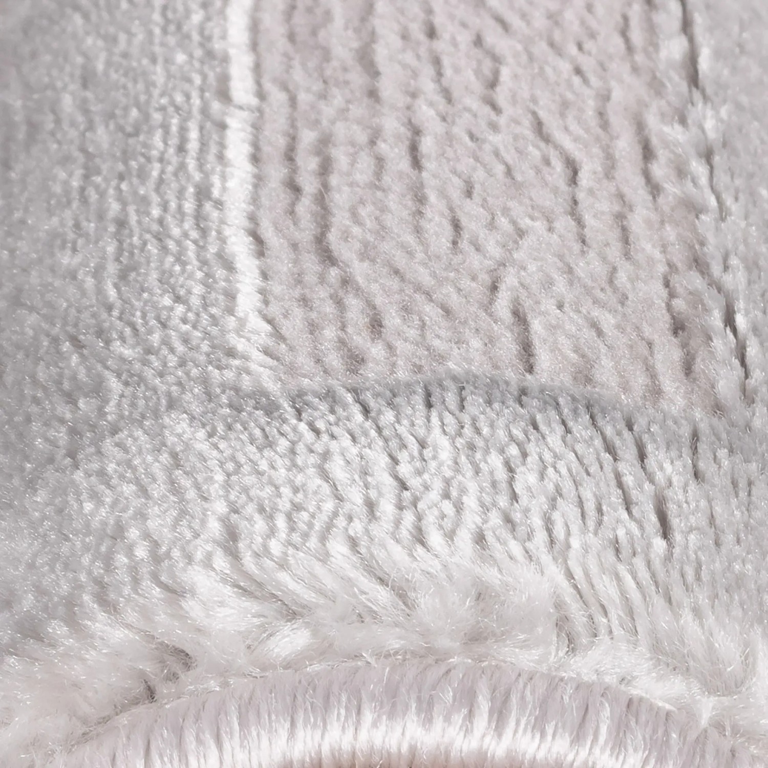 Detailaufnahme: Ayyildiz Kurzflorteppich Sahara in Silber, weicher Flor.