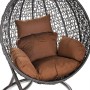 Home Deluxe Hängesessel Cielo, grau, mit Polyrattan-Korb und braunen Kissen.