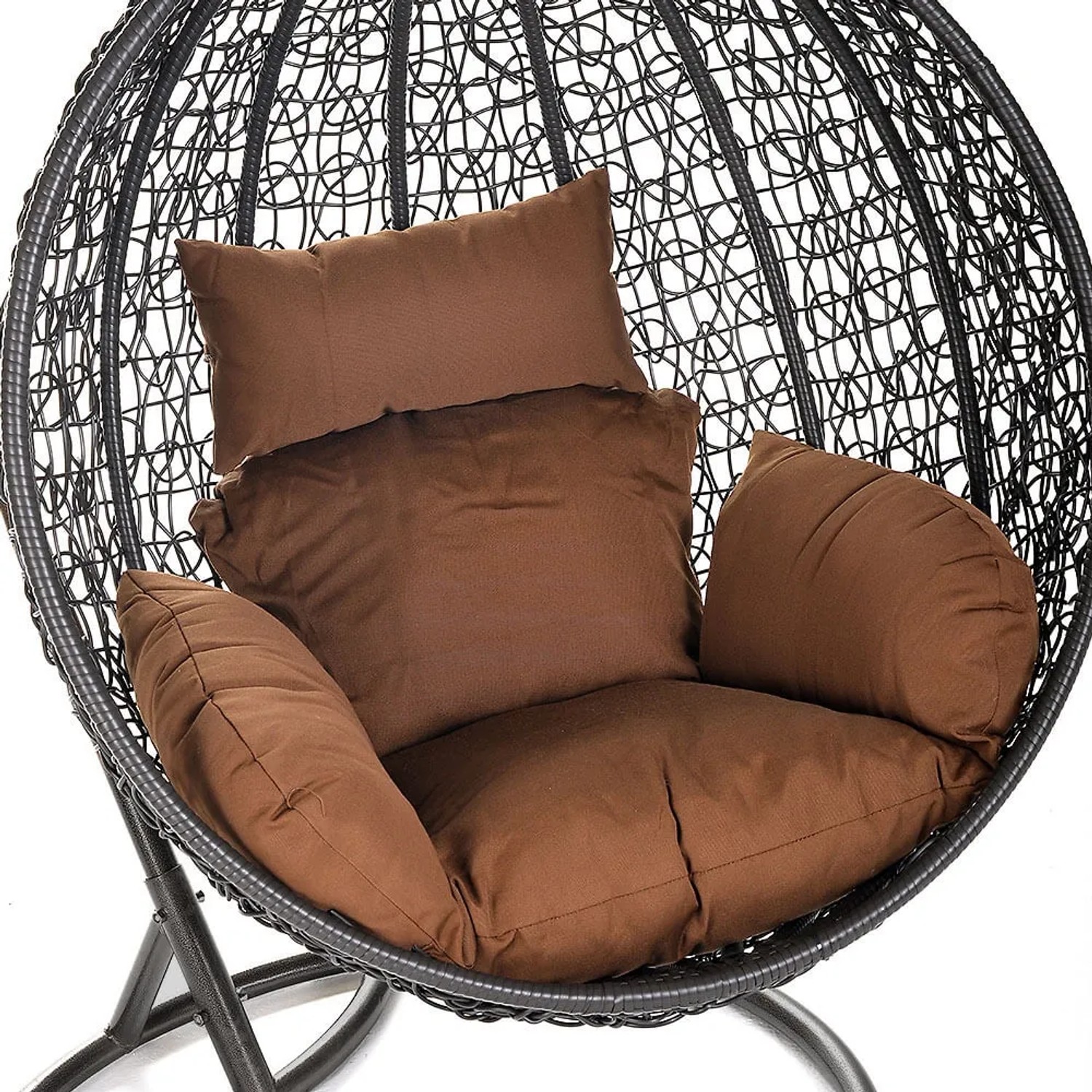 Home Deluxe Hängesessel Cielo, grau, mit Polyrattan-Korb und braunen Kissen.