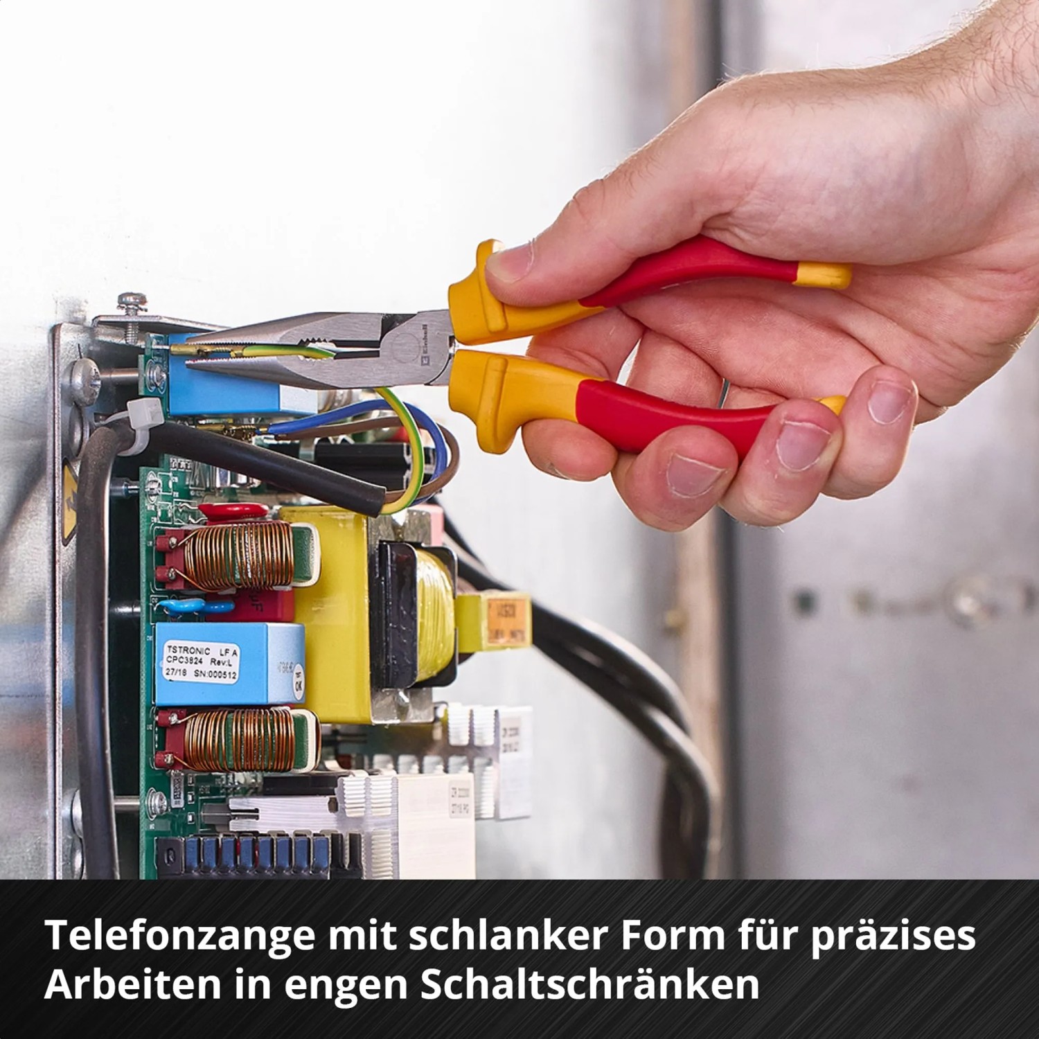 Einhell Werkzeug-Pad: Telefonzange im Einsatz an Elektronik, Teil des 9-tlg. Elektriker Werkzeug-Sets.
