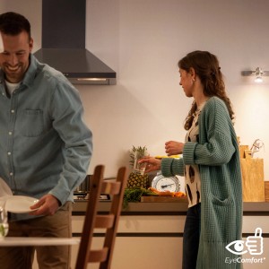 Szene mit Philips E14 LED-Lampe in warmweißem Licht, die eine Küche beleuchtet.