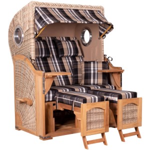 GarWoh Strandkorb Rantum Teak mit PE-Geflecht und karierten Kissen.