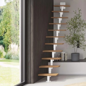 Moderne Intercon Delta Premium Raumspartreppe mit 11 hellen Buchenholzstufen und weißem Mittelholm, ohne Geländer, im Wohnraum.
