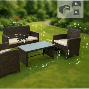 Braune Polyrattan Sitzgruppe Toruba: 2-Sitzer Sofa, 2 Sessel, Couchtisch mit Glasplatte und beigen Kissen im Garten.