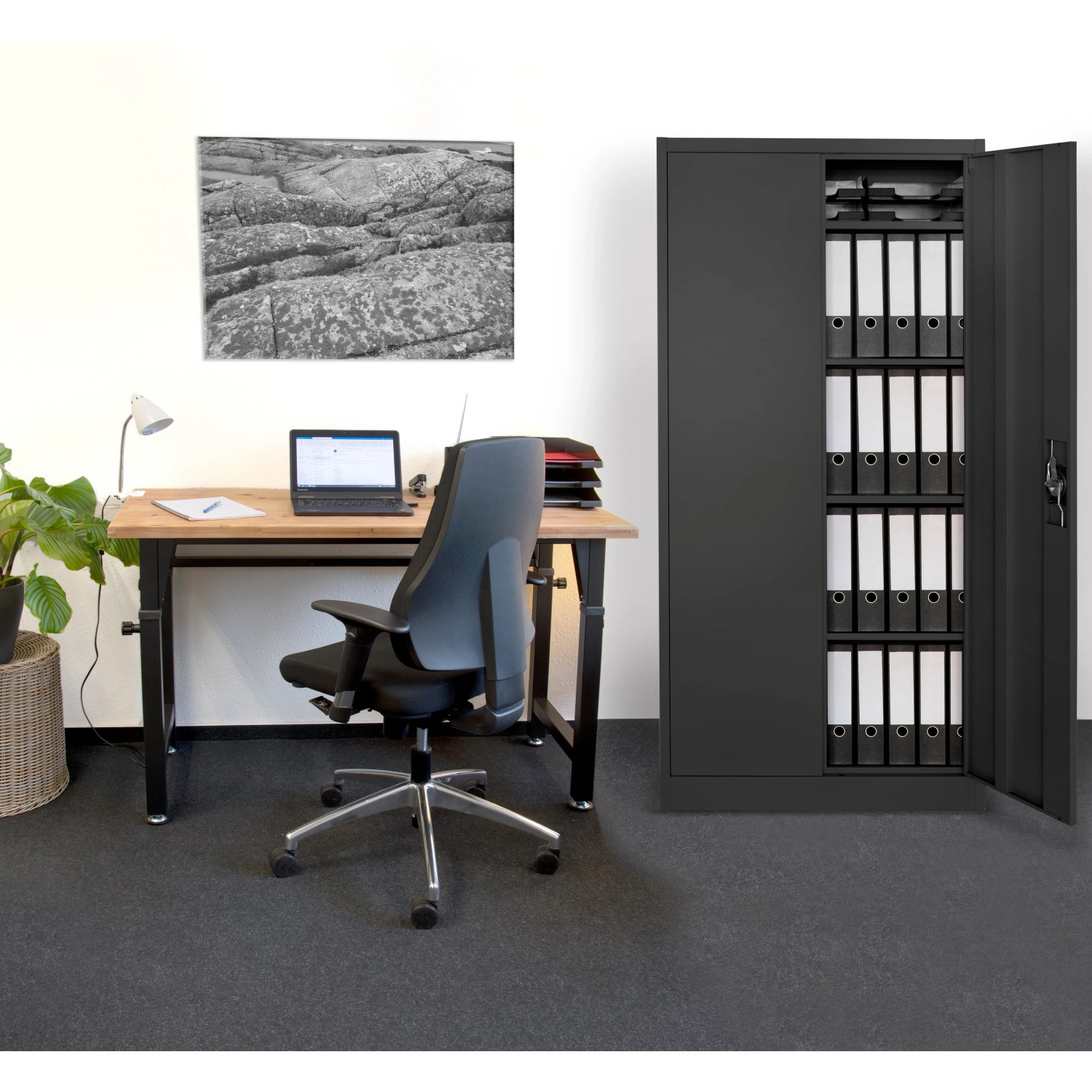 Anthrazitfarbener Rikta Metallschrank (168 cm) mit geöffneter Tür und Aktenordnern im Büro.