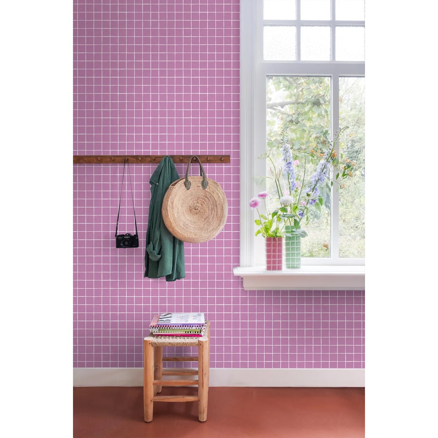 Lila Vliestapete mit weißem Karomuster an einer Wand. Dekorative Tapete für stilvolle Raumgestaltung.
