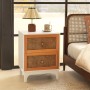 Weißer Costway Nachttisch mit 2 Rattan-Schubladen, goldenen Griffen und Massivholzbeinen. Ideal für Schlafzimmer.