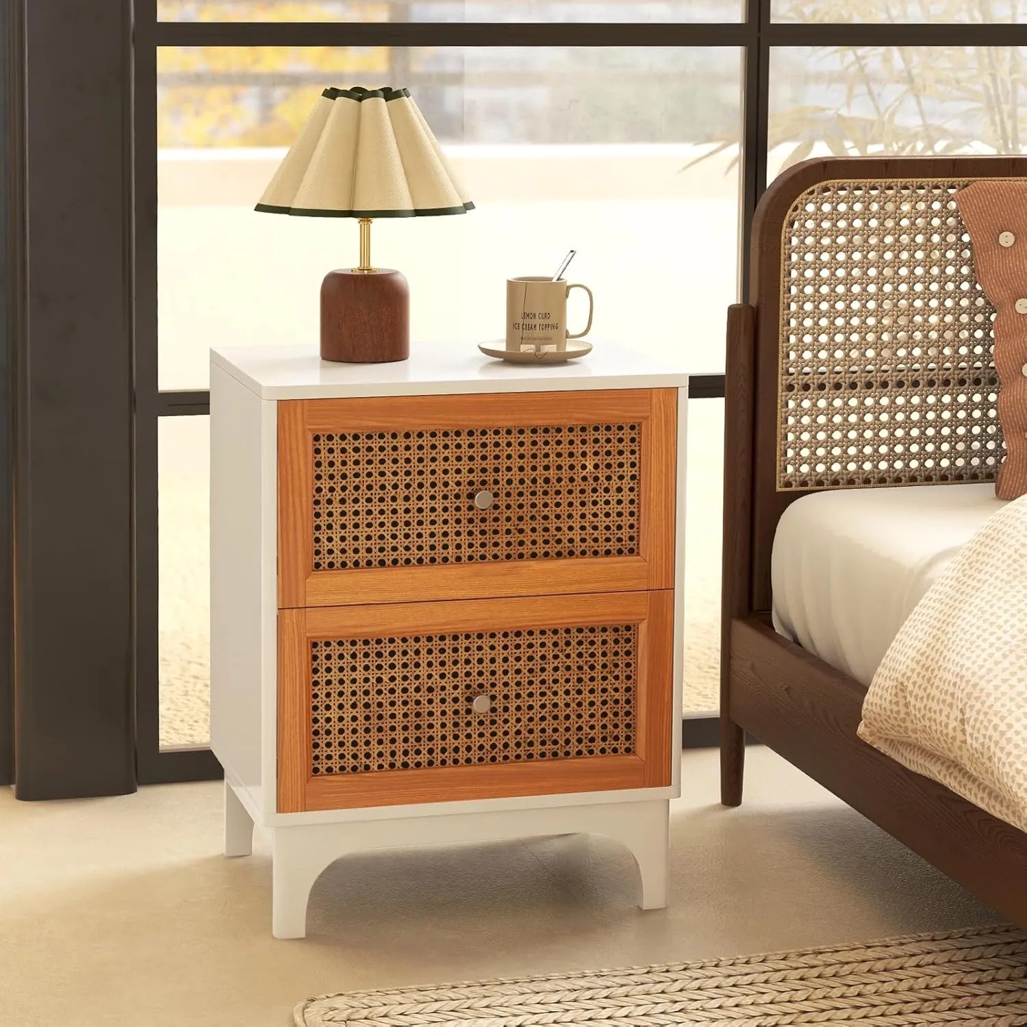Weißer Costway Nachttisch mit 2 Rattan-Schubladen, goldenen Griffen und Massivholzbeinen. Ideal für Schlafzimmer.